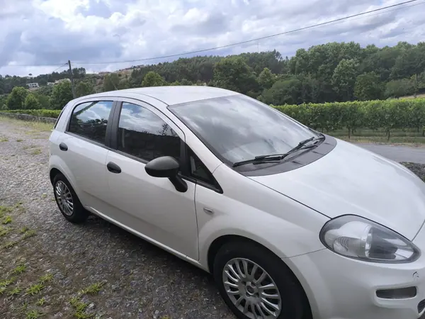 Fiat Grande Punto 2013 - 6000 EUR, 179000 km - AUTO.MOTO.pt - 179000km - foto 8 de 10