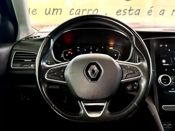Renault Mégane 2021 - 17900 EUR, 79434 km - AUTO.MOTO.pt - 79434km - foto 18 de 26