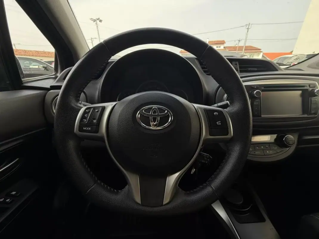 Toyota Yaris 2014 - 13500 EUR, 125000 km - AUTO.MOTO.pt - 125000km - foto 11 de 21