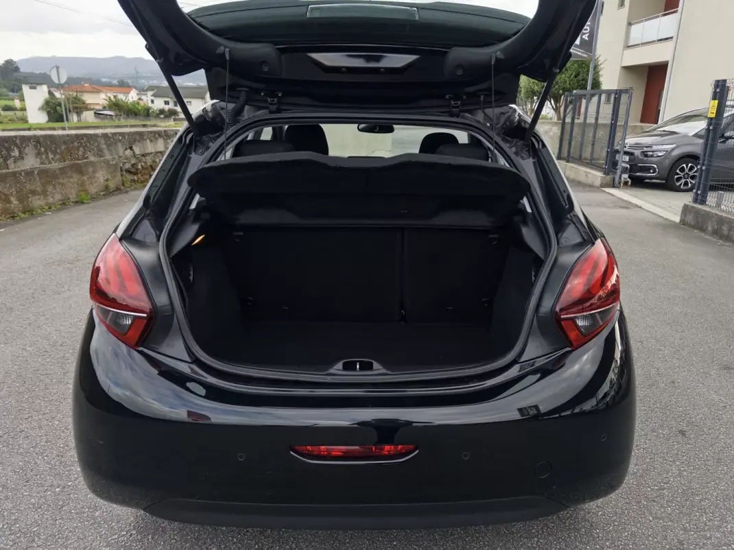 Peugeot 208 2018 - 10990 EUR, 181000 km - AUTO.MOTO.pt - 181000km - foto 12 de 38