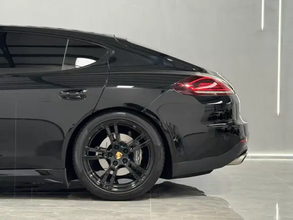Porsche Panamera 2015 - 33990 EUR, 247000 km - AUTO.MOTO.pt - 247000km - foto 12 de 44