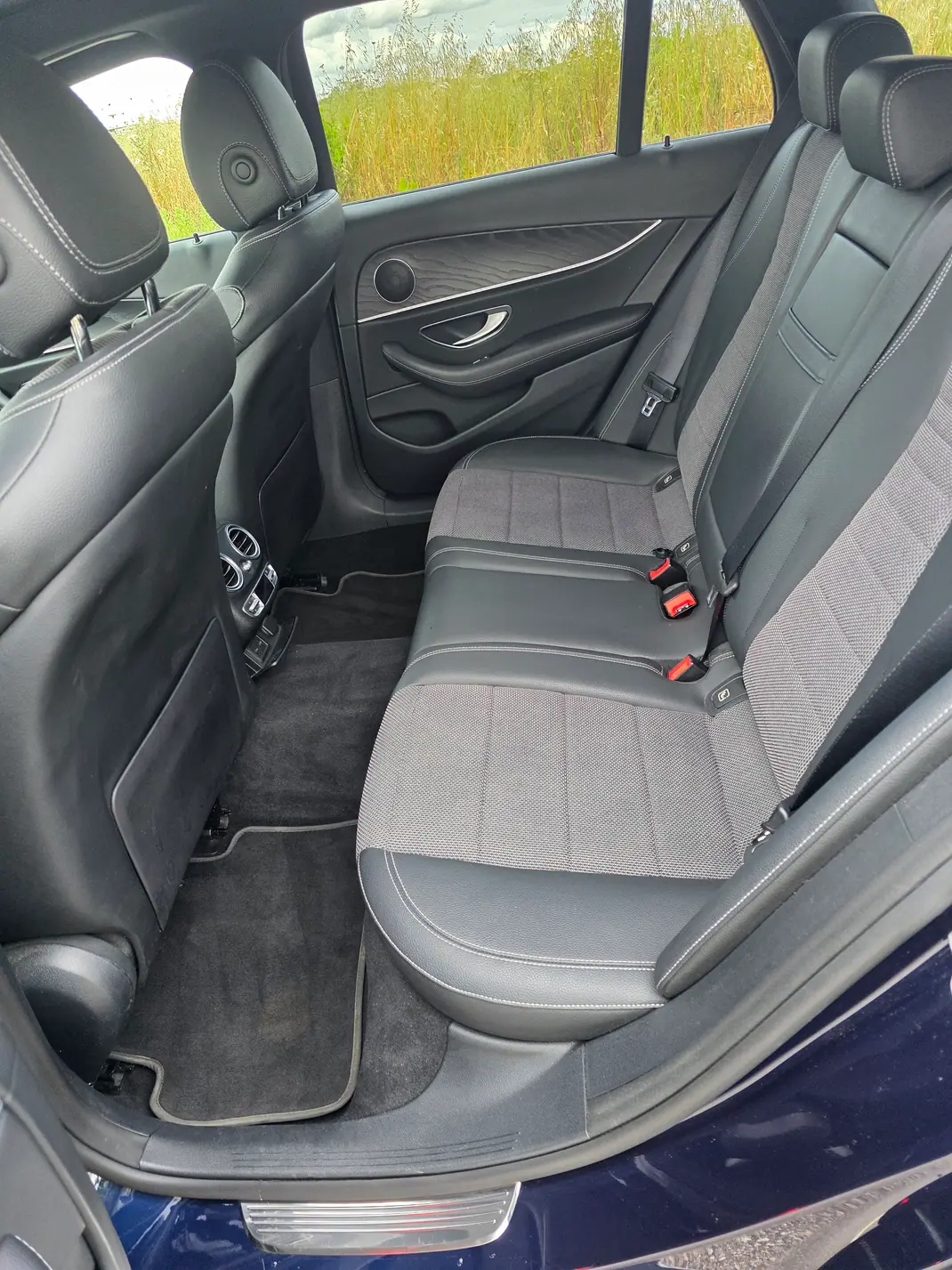 Mercedes-Benz E 300 2020 - 35500 EUR, 151500 km - AUTO.MOTO.pt - 151500km - foto 5 de 11