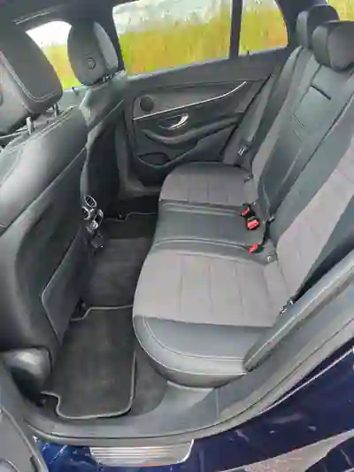 Mercedes-Benz E 300 2020 - 35500 EUR, 151500 km - AUTO.MOTO.pt - 151500km - foto 5 de 11