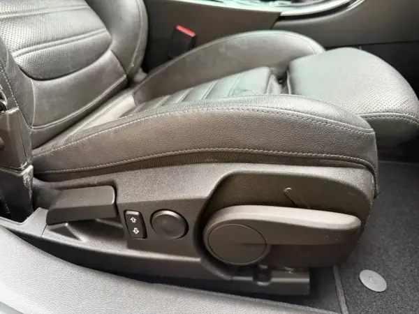 Opel Insignia Sports Tourer 2011 - 5750 EUR, 253323 km - AUTO.MOTO.pt - 253323km - foto 24 de 50