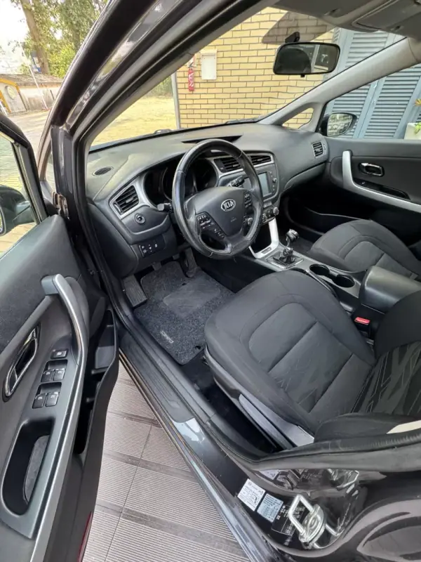 Kia Ceed 2018 - 12900 EUR, 118000 km - AUTO.MOTO.pt - 118000km - foto 9 de 10