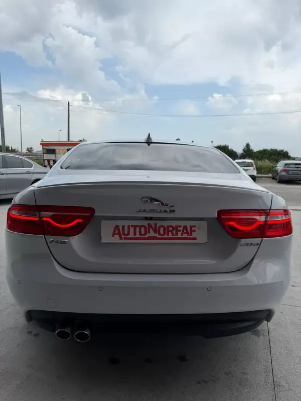 Jaguar XE 2018 - 17000 EUR, 273353 km - AUTO.MOTO.pt - 273353km - foto 6 de 20