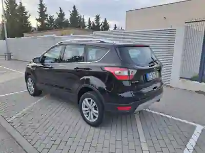 Ford Kuga 2019 - 13250 EUR, 123000 km - AUTO.MOTO.pt - 123000km - foto 4 de 10