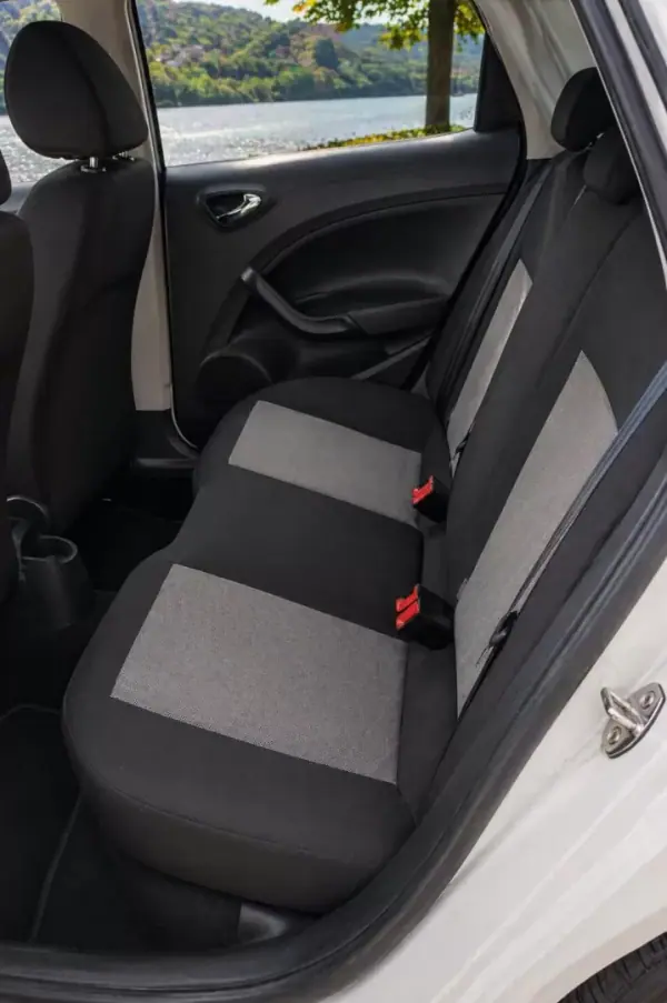 SEAT Ibiza 2017 - 8950 EUR, 106000 km - AUTO.MOTO.pt - 106000km - foto 8 de 8