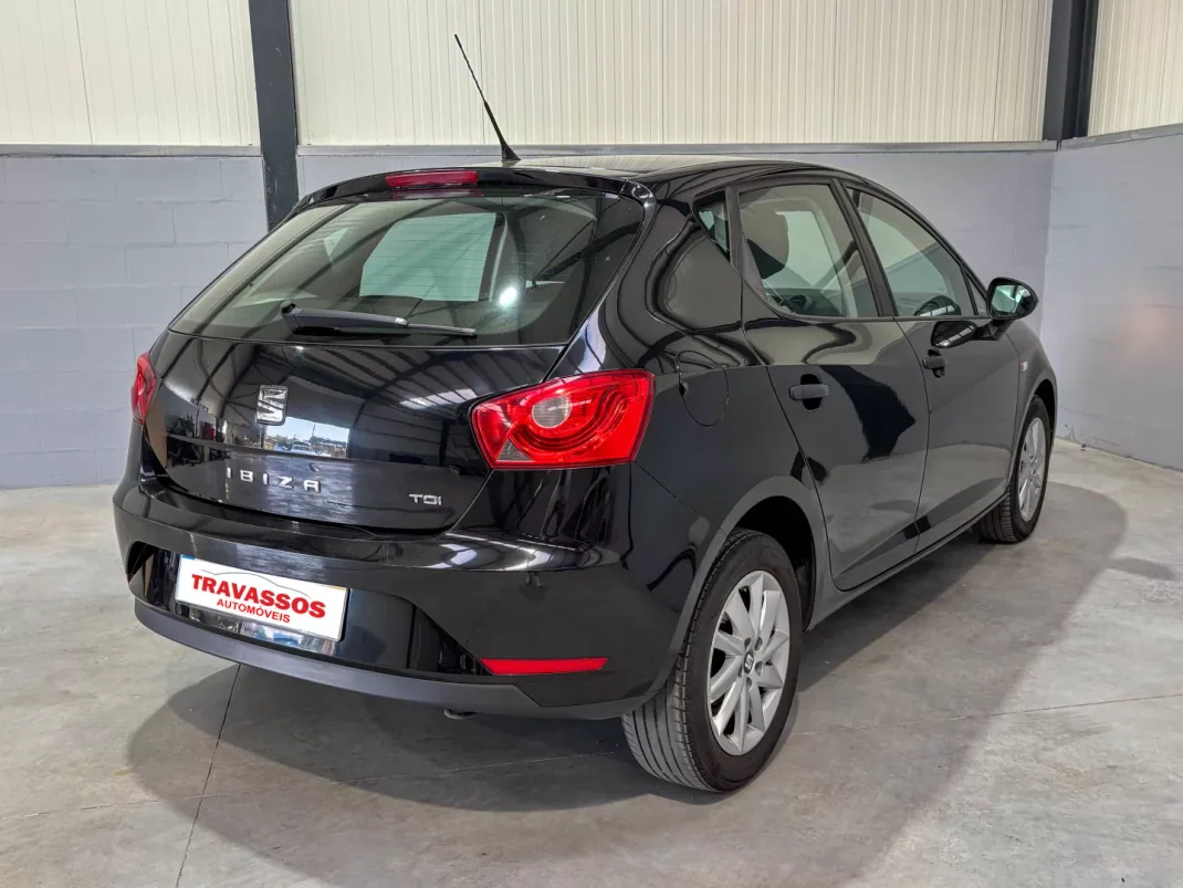 SEAT Ibiza 2017 - 11700 EUR, 226577 km - AUTO.MOTO.pt - 226577km - foto 2 de 9