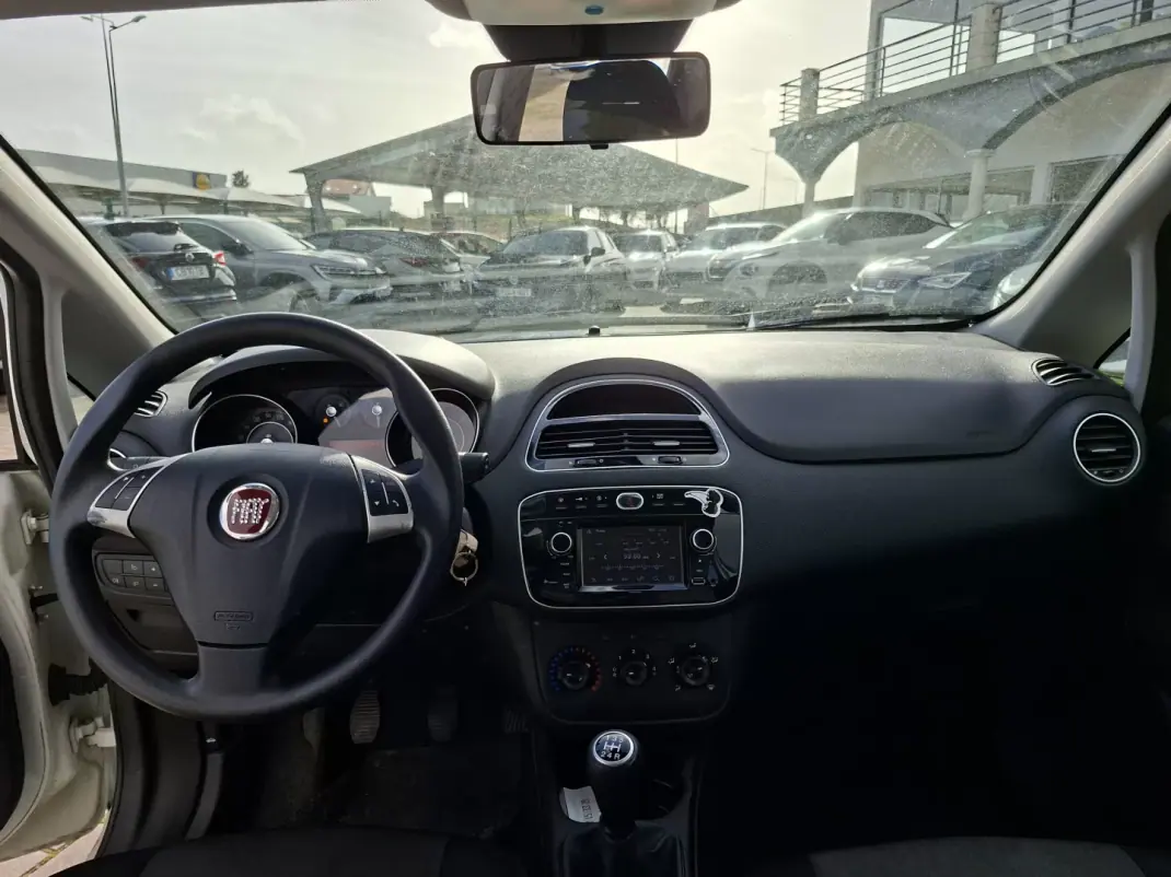 Fiat Punto 2017 - 8750 EUR, 114752 km - AUTO.MOTO.pt - 114752km - foto 14 de 26