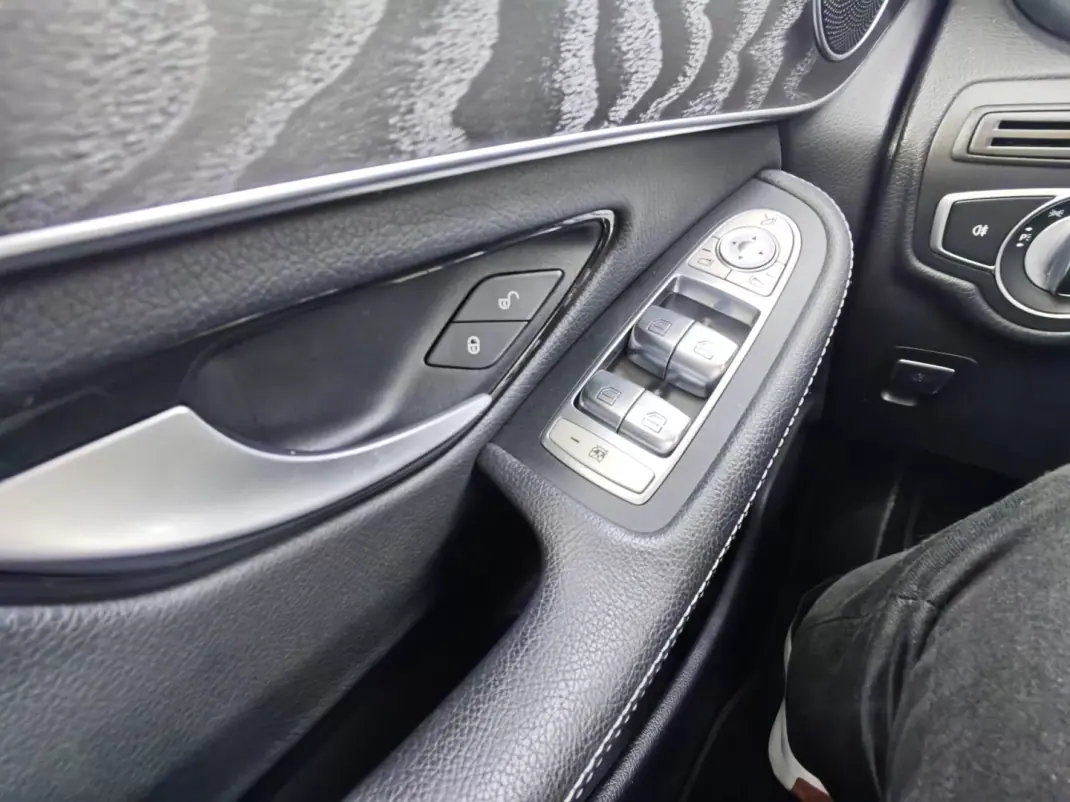 Mercedes-Benz GLC 220 2020 - 44500 EUR, 98000 km - AUTO.MOTO.pt - 98000km - foto 28 de 35