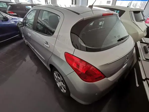 Peugeot 308 2012 - 10250 EUR, 126000 km - AUTO.MOTO.pt - 126000km - foto 4 de 6