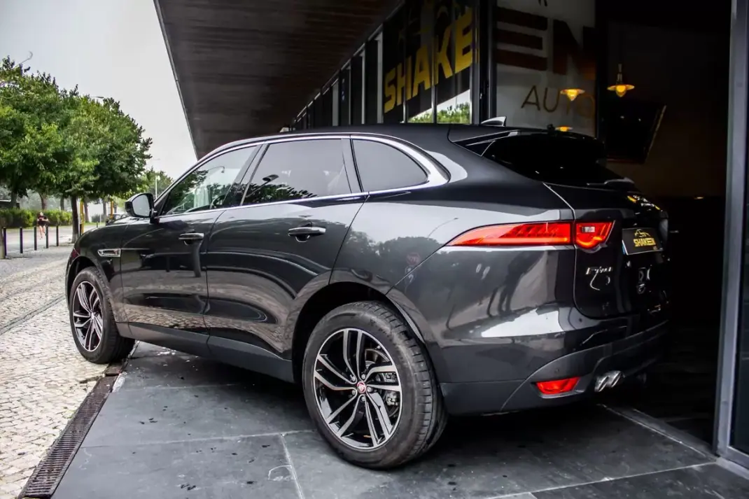 Jaguar F-Pace 2018 - 22990 EUR, 155156 km - 155156km - foto 3 de 48