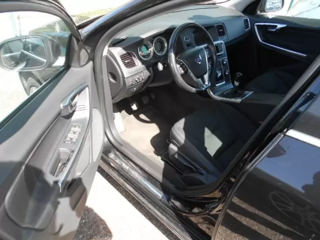 Volvo 121 2011 - 9750 EUR, 228544 km - AUTO.MOTO.pt - 228544km - foto 10 de 12