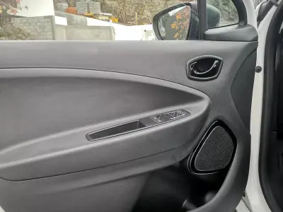 Renault Zoe 2020 - 13450 EUR, 110000 km - AUTO.MOTO.pt - 110000km - foto 8 de 16
