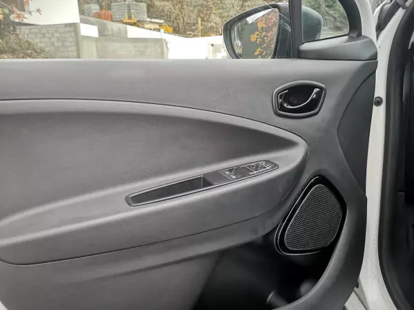 Renault Zoe 2020 - 13450 EUR, 110000 km - AUTO.MOTO.pt - 110000km - foto 8 de 16