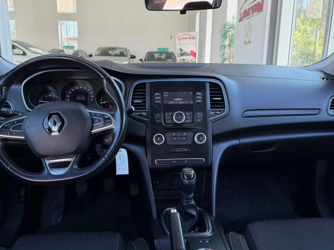 Renault Mégane Sport Tourer 2017 - 9650 EUR, 196121 km - AUTO.MOTO.pt - 196121km - foto 16 de 22