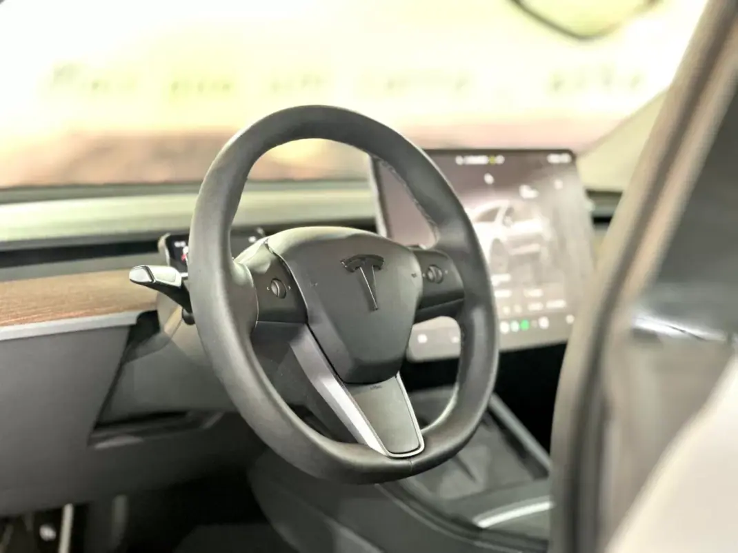 Tesla Model Y 2023 - 42900 EUR, 41470 km - AUTO.MOTO.pt - 41470km - foto 21 de 35