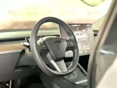 Tesla Model Y 2023 - 42900 EUR, 41470 km - AUTO.MOTO.pt - 41470km - foto 21 de 35