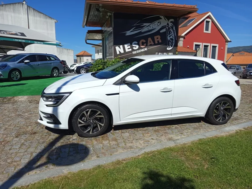 Renault Mégane 2020 - 17900 EUR, 127391 km - AUTO.MOTO.pt - 127391km - foto 1 de 11
