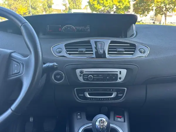 Renault Grand Scénic 2016 - 8150 EUR, 256000 km - AUTO.MOTO.pt - 256000km - foto 10 de 29
