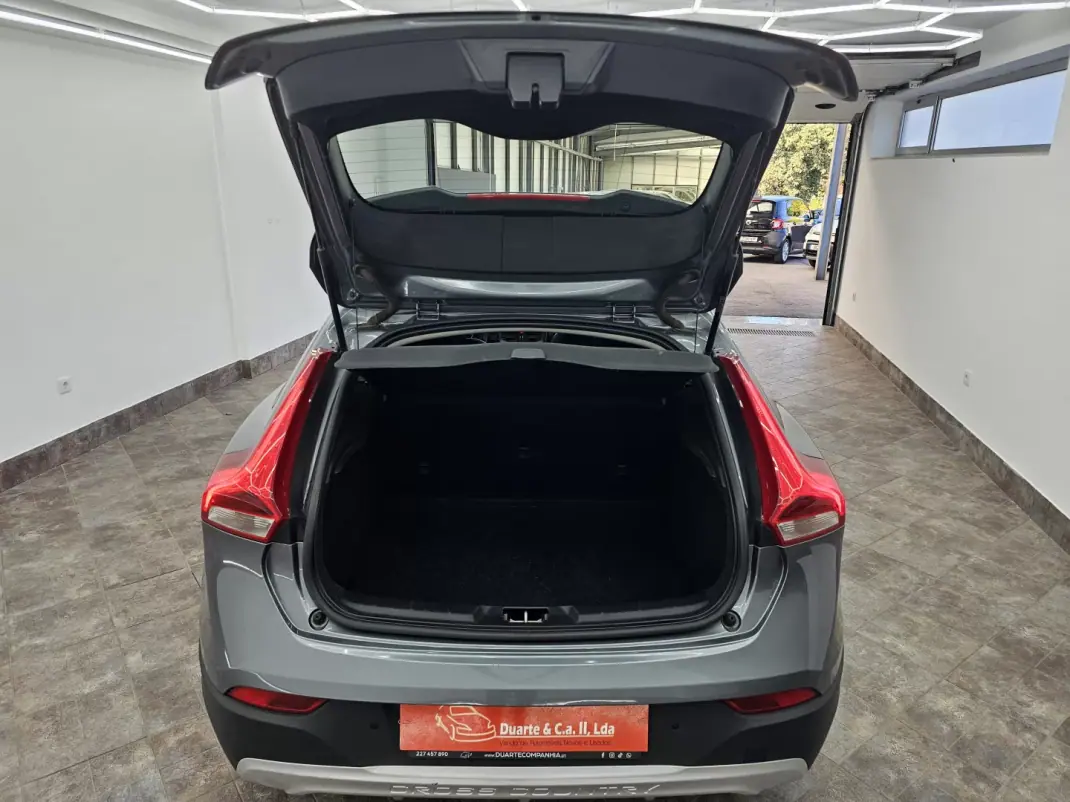 Volvo V40 Cross Country 2018 - 15000 EUR, 106816 km - 106816km - foto 20 de 40
