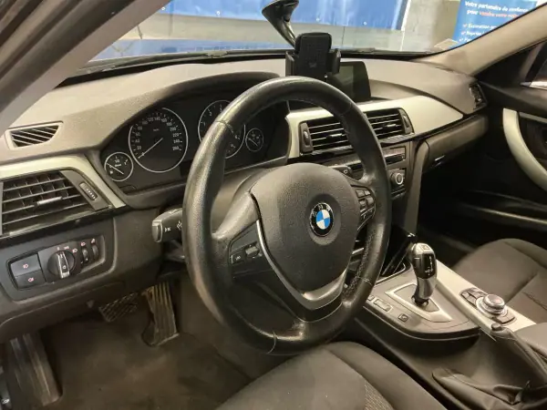 BMW 320 2013 - 16800 EUR, 248000 km - AUTO.MOTO.pt - 248000km - foto 4 de 5