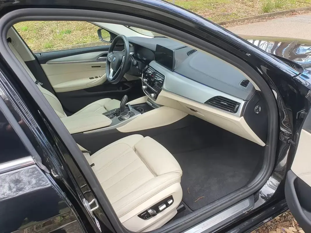 BMW 530e 2019 - 31990 EUR, 7558 km - AUTO.MOTO.pt - 7558km - foto 14 de 27