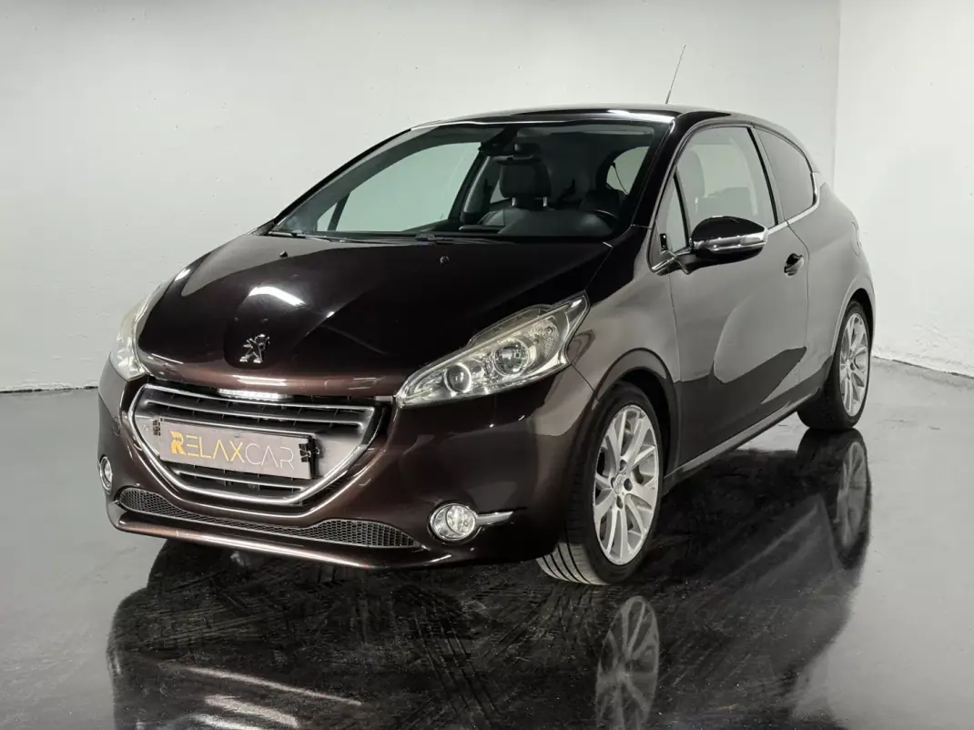 Peugeot 208 2012 - 6500 EUR, 236500 km - AUTO.MOTO.pt - 236500km - foto 1 de 21