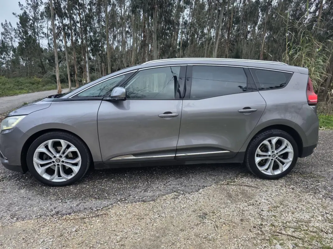 Renault Grand Scénic 2017 - 12750 EUR, 320000 km - AUTO.MOTO.pt - 320000km - foto 17 de 40