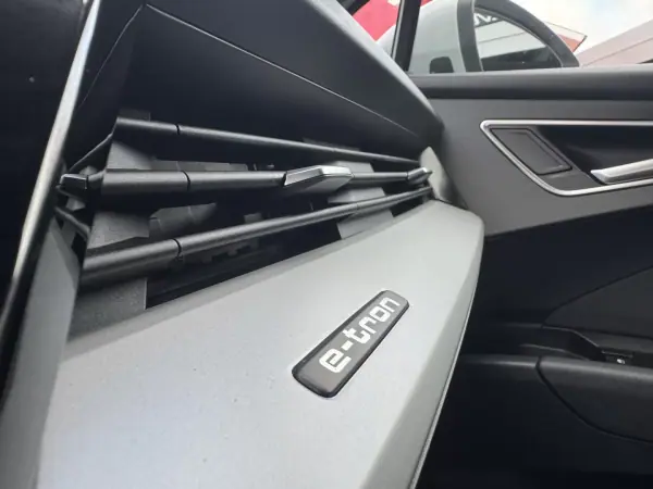 Audi Q4 e-tron 2021 - 29900 EUR, 98000 km - 98000km - foto 38 de 46
