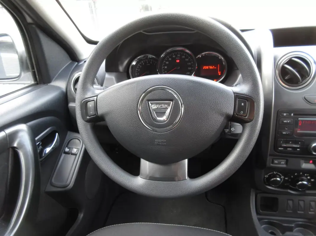 Dacia Duster 2015 - 10990 EUR, 208000 km - AUTO.MOTO.pt - 208000km - foto 32 de 35
