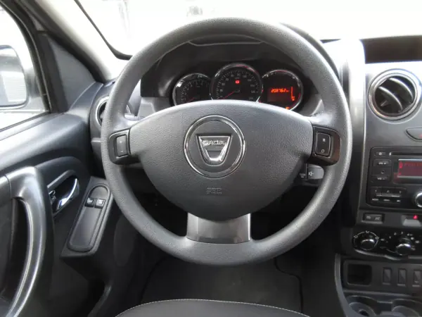 Dacia Duster 2015 - 10990 EUR, 208000 km - AUTO.MOTO.pt - 208000km - foto 32 de 35