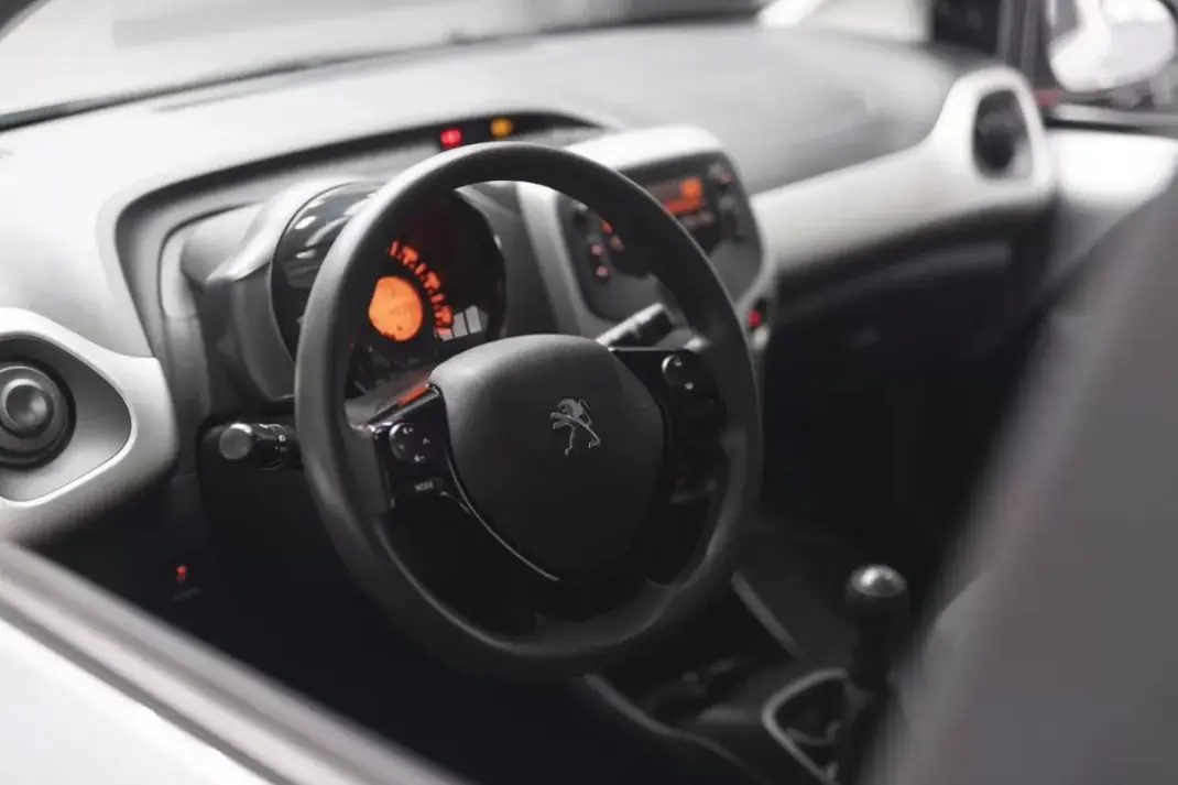 Peugeot 108 2017 - 9500 EUR, 49390 km - AUTO.MOTO.pt - 49390km - foto 19 de 45