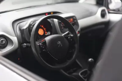 Peugeot 108 2017 - 9500 EUR, 49390 km - AUTO.MOTO.pt - 49390km - foto 19 de 45