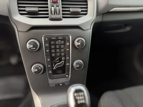 Volvo V40 2015 - 12450 EUR, 143090 km - AUTO.MOTO.pt - 143090km - foto 20 de 20