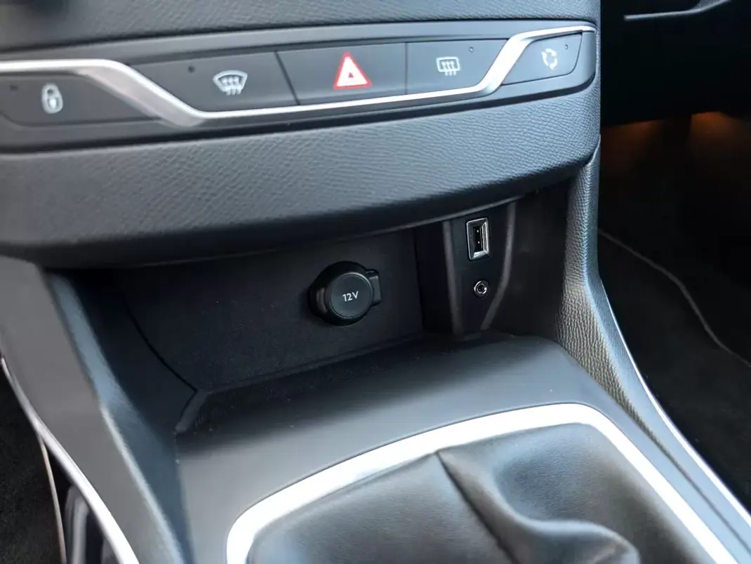 Peugeot 308 SW 2017 - 13750 EUR, 136500 km - 136500km - foto 18 de 36