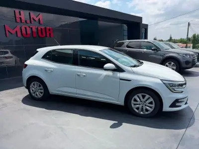 Renault Mégane 2022 - 15900 EUR, 121000 km - AUTO.MOTO.pt - 121000km - foto 2 de 11