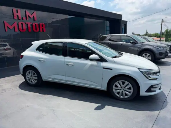 Renault Mégane 2022 - 15900 EUR, 121000 km - AUTO.MOTO.pt - 121000km - foto 2 de 11