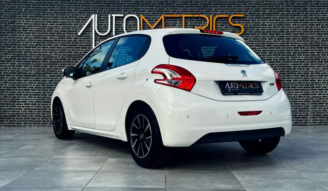 Peugeot 208 2013 - 9900 EUR, 177000 km - AUTO.MOTO.pt - 177000km - foto 3 de 14