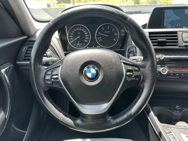 BMW 118 2015 - 16000 EUR, 220000 km - AUTO.MOTO.pt - 220000km - foto 30 de 65