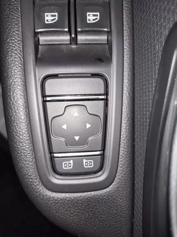 Renault Clio Break 2018 - 9999 EUR, 76544 km - AUTO.MOTO.pt - 76544km - foto 8 de 24