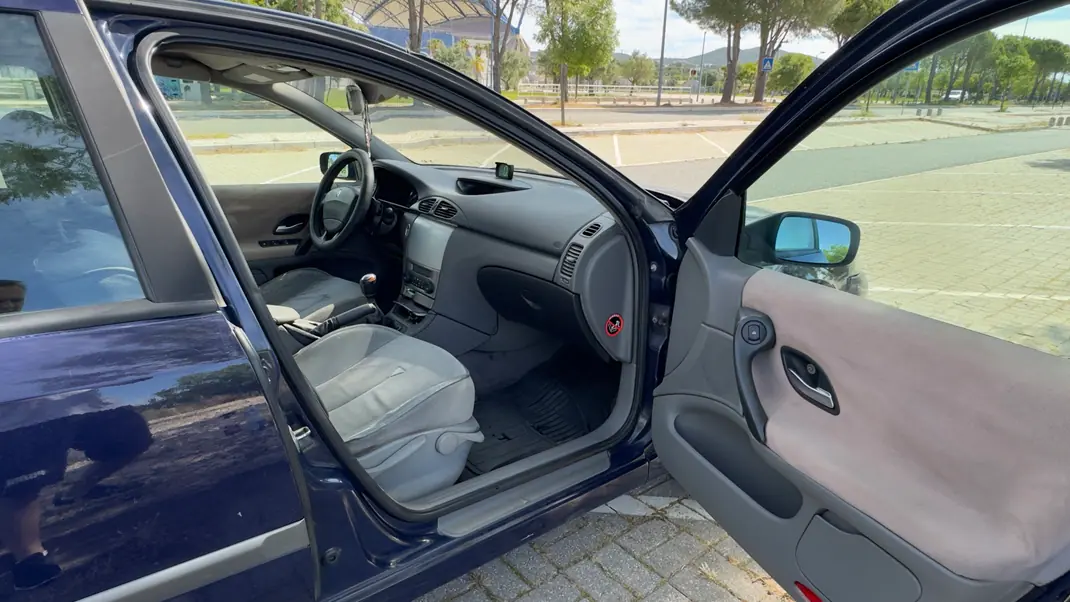 Renault Laguna 2001 - 1000 EUR, 292000 km - AUTO.MOTO.pt - 292000km - foto 6 de 19