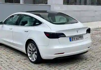 Tesla Model 3 2019 - 20000 EUR, 72000 km - AUTO.MOTO.pt - 72000km - foto 5 de 10