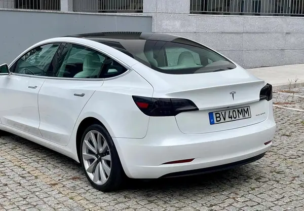 Tesla Model 3 2019 - 20000 EUR, 72000 km - AUTO.MOTO.pt - 72000km - foto 5 de 10