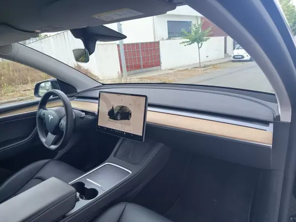 Tesla Model Y 2022 - 33990 EUR, 101500 km - 101500km - foto 14 de 18