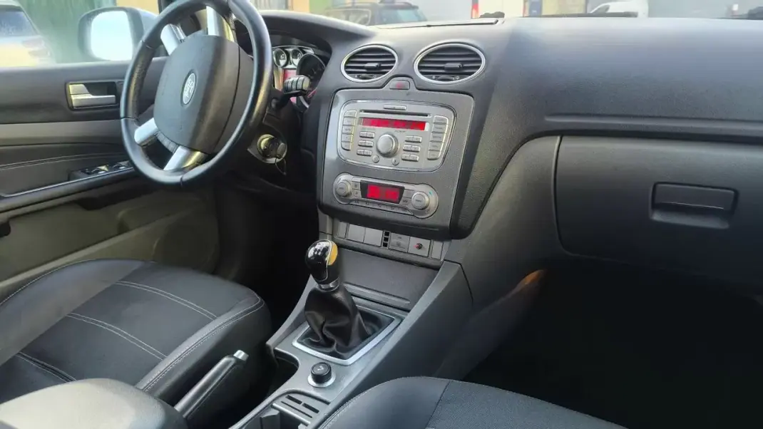 Ford Focus SW 2009 - 5500 EUR, 226000 km - AUTO.MOTO.pt - 226000km - foto 6 de 16