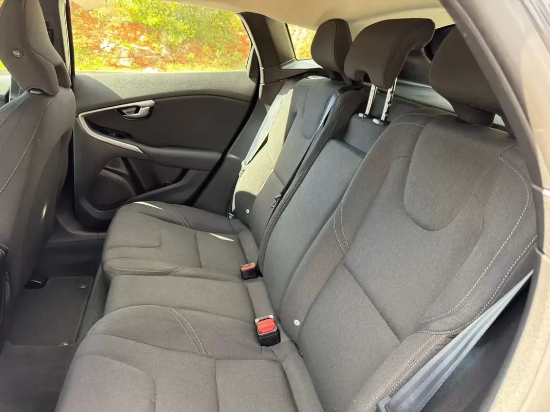 Volvo V40 2014 - 10500 EUR, 169600 km - AUTO.MOTO.pt - 169600km - foto 15 de 32