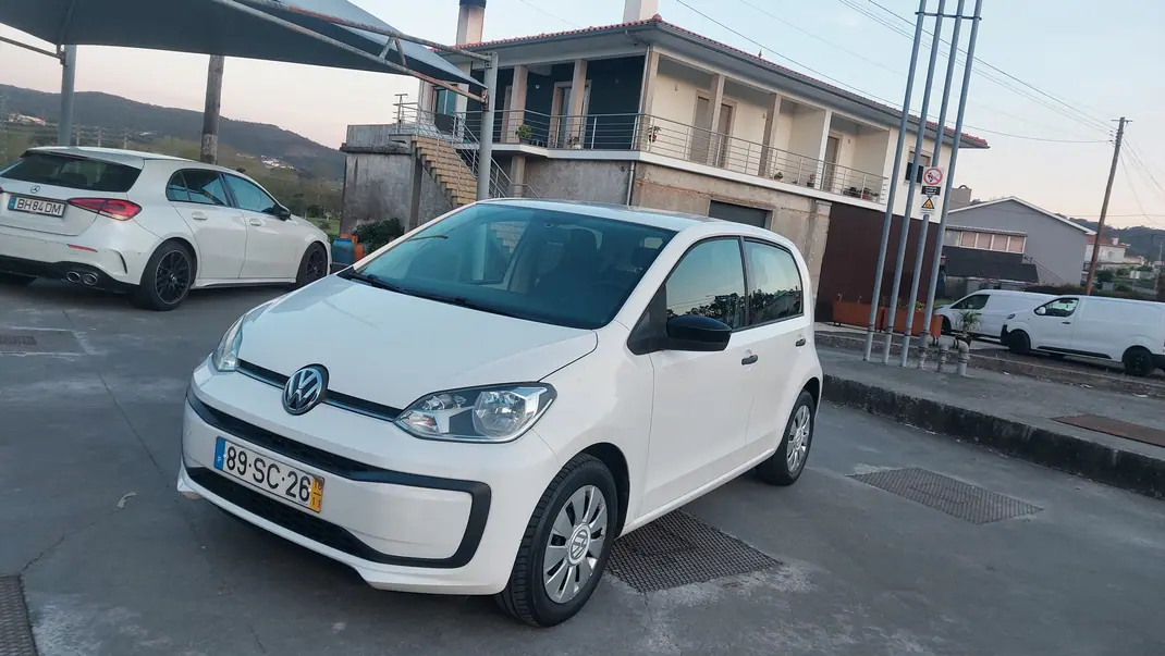 Volkswagen Up! 2016 - 6500 EUR, 85000 km - AUTO.MOTO.pt - 85000km - foto 2 de 13