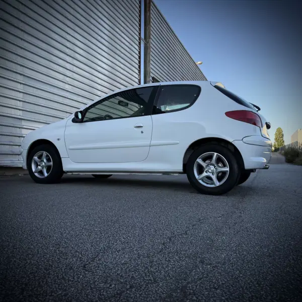 Peugeot 206 1.4 HDI VAN AC 2003 - 2000 EUR, 324000 km - AUTO.MOTO.pt - 324000km - foto 6 de 10